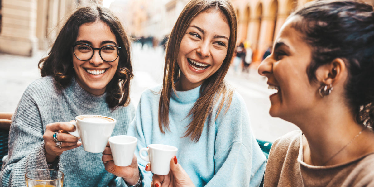Lupinenkaffee mit Freunden genießen